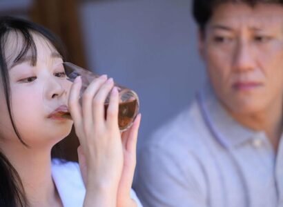 phim sex ca si Khi phát hiện ra rằng cháu gái của mình có một người đàn ông, chú nhanh chóng uống thuốc kích dục và tiến hành tình dục.